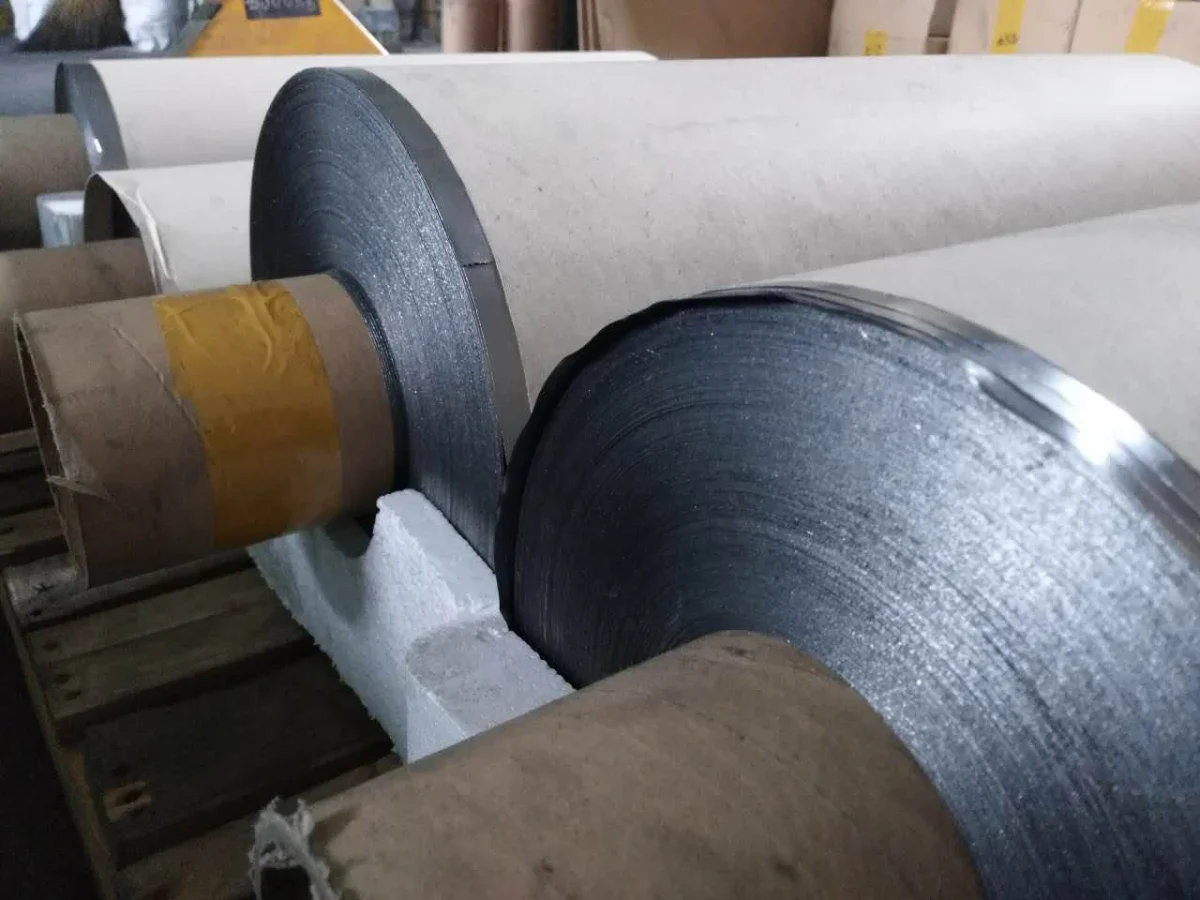 Flexible graphite sheet thickness is illustrated with realistic flexible layers rather than rigid blocks